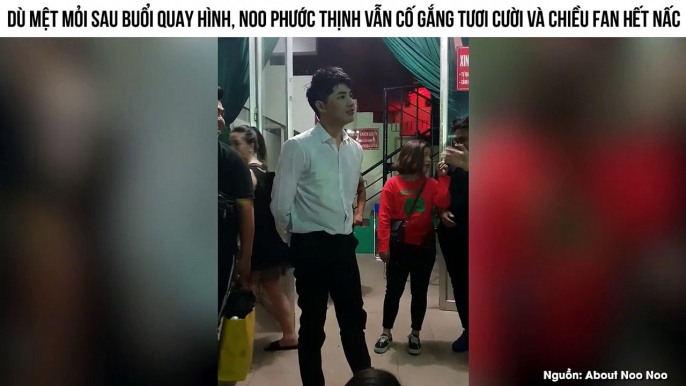 Dù mệt mỏi sau buổi quay hình, Noo Phước Thịnh vẫn cố gắng tươi cười và chiều fan hết nấc