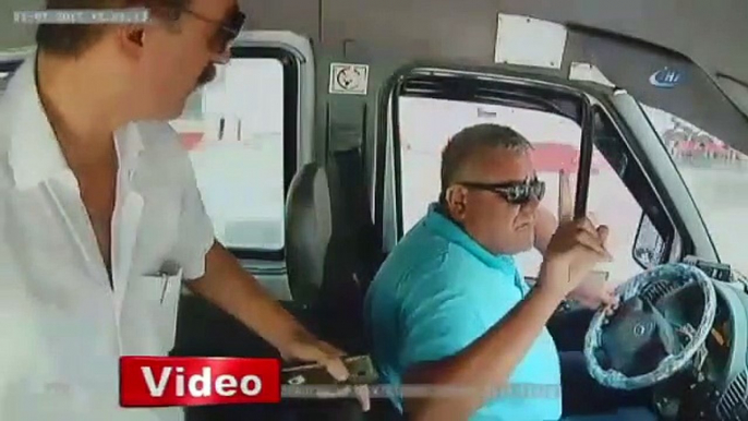 Ce passager d'un bus agresse le chauffeur alors qu'il conduit