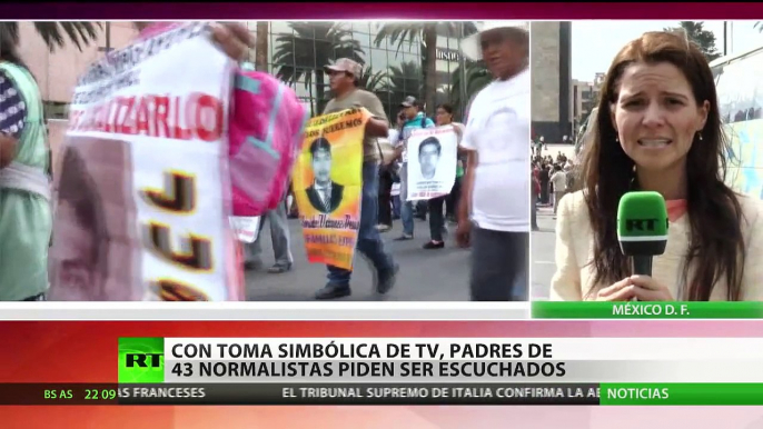 México: Padres de los 43 normalistas 'toman la TV' para ser escuchados