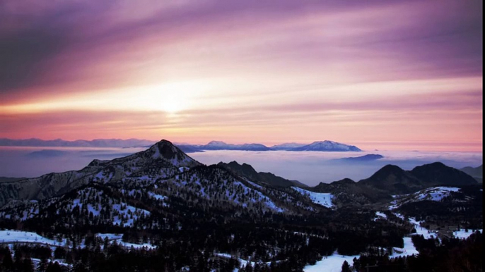 Timelapse  d'un coucher de soleil sur la montagne