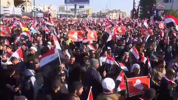 Miles de seguidores del clérigo chii Muqtada al Sadr salen a las calles de Bagdad para exigir…