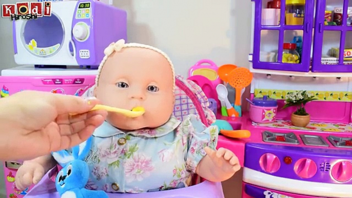 CHARLOTTE FEZ BIRRA QUERENDO PAPINHA E CHORA MUITO DANDO COMIDINHA PARA AS BONECAS NOVELINHA BABY