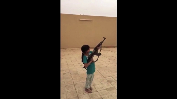 Cette fillette s'amuse à tirer avec un AK-47 et manque d'abattre son papa