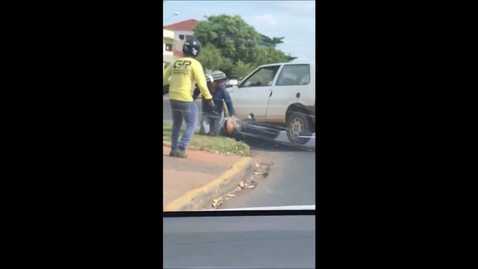 Un chauffard roule sur la moto d'un homme pendant un road rage