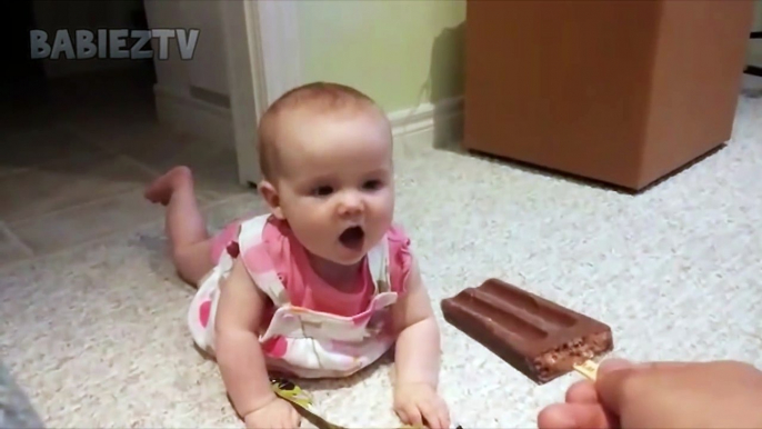 Bebé adorable saca la lengua mientras mira a un helado - Videos divertidos del bebé