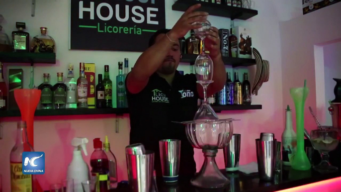 ‘Loco Toño’ un bartender que deslumbra con show de cocteles