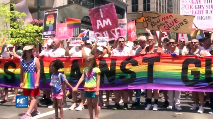 Desfile del orgullo gay recuerda a víctimas de tiroteo en Orlando