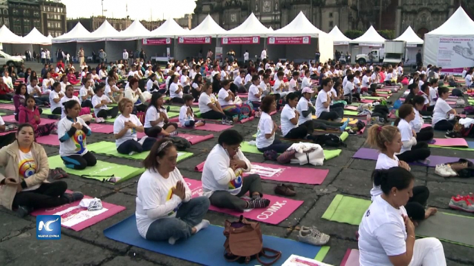 El Zócalo de la Ciudad de México respira Yoga