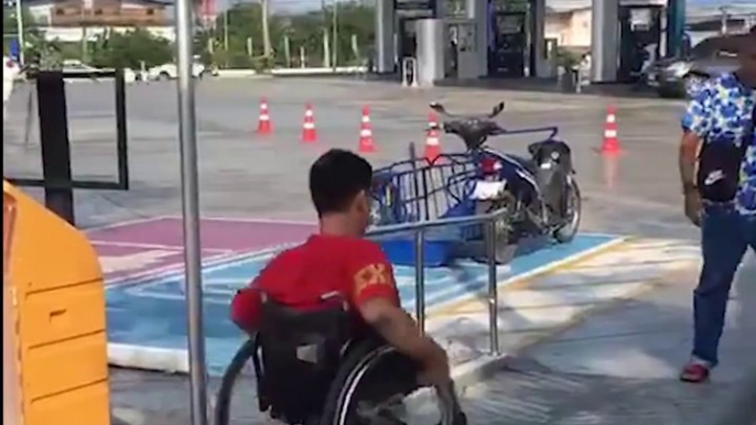 Cet handicapé en fauteuil roulant peut faire de la moto grace à une invention incroyable