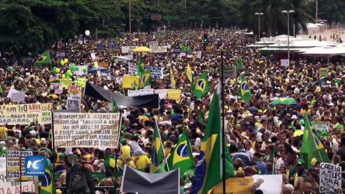 Brasileños salen a calle para pedir destitución de presidenta