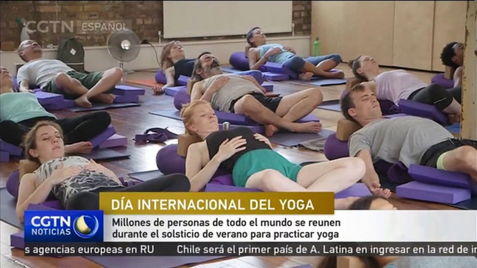 Millones de personas de todo el mundo se reúnen durante el solsticio de verano para practicar yoga