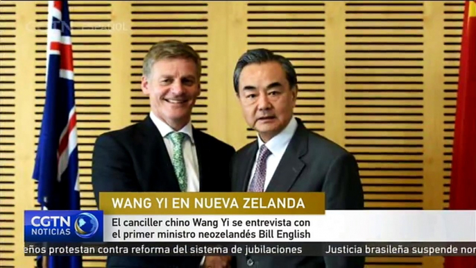 Wang Yi se entrevista con el primer ministro neozelandés Bill English
