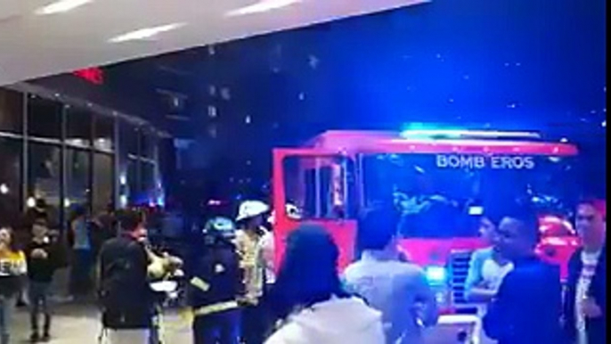 #AEstaHora Evacúan Multiplaza por incendio declarado en un local. Los bomberos indican que cuatro bomberos ingresaron al local que se incendió  al mediodía de h