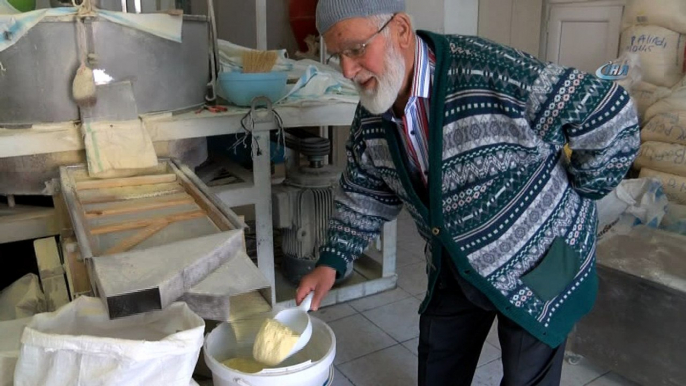 Değirmenci 'Muhsin dede' gençlere taş çıkartıyor