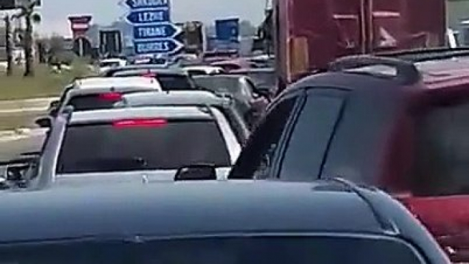 Trafiku i rënduar në aksin Fushë Krujë-Laç si pasojë e aksidentit ku mbetën të vdekur 3 të rinj.