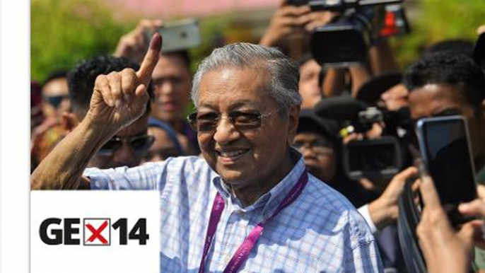 Tun M casts his vote in Alor Setar