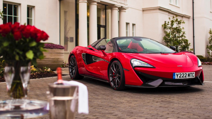 La McLaren 570S Spider è pronta in rosso per una vera storia d'amore a San Valentino