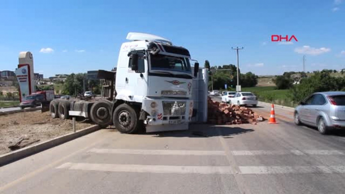 Burdur Tuğla Yüklü Kamyon Otomobille Çarpıştı 3 Yaralı