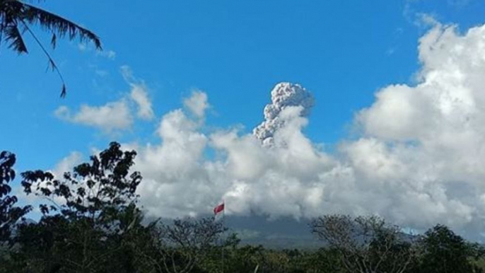 Smoke Column Rises Above Agung as Eruptions Continue