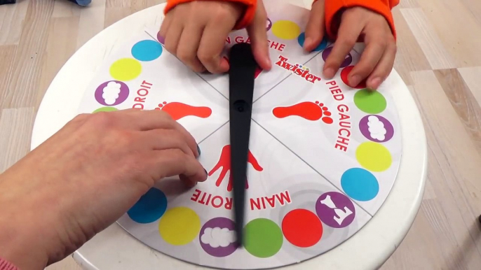 JEU - TWISTER ! Le jeu d'équilibre et d'adresse trop fun à jouer en famille - Démo Jouets