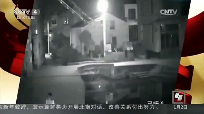 [中国新闻]浙江温州：走夜路低头玩手机 女子坠河溺亡