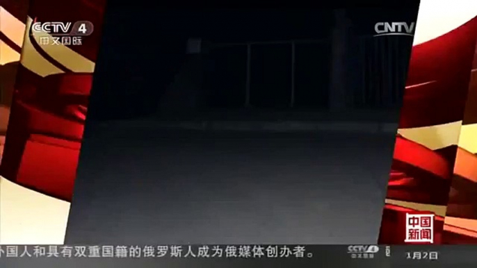 [中国新闻]四川广元：车入冰河 警民携手营救
