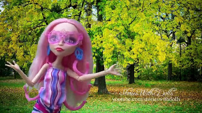 MH Elissabats New Producer is a Grouch - Monster High Family Fun Stories with Toys & Dolls