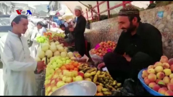 د وي او ای ډیوه خبریال احسان محمد خان په بټگرام کې د سبزو بازار ته ورغلی او خلک ورته وايي په روژه کې د سبزو او مېوو بیعې زیاتې شوي ديOriginally published at -