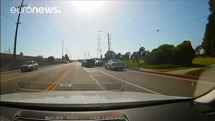 Regardez cet atterrissage d'urgence d'un avion au milieu des voitures dans un quartier résidentiel de Huntington Beach