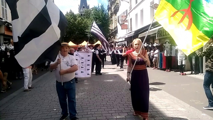 Défilé du bagad dans les rues de Saint-Denis à l'occasion de la fête Bretonne-Berbère (1)