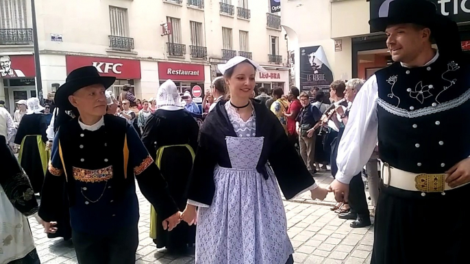 Défilé du bagad dans les rues de Saint-Denis à l'occasion de la fête Bretonne-Berbère (2)