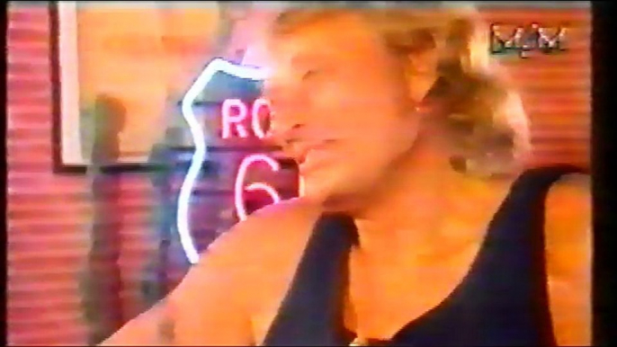 Johnny Hallyday à Bercy 1995 : Retour Inoubliable sur l'Interview Explosive sur MCM !  Plongez dans les Coulisses de ce Moment Légendaire avec la Star du Rock !