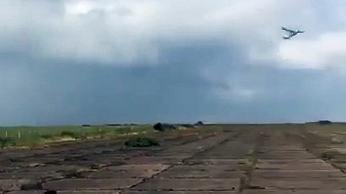 Ce chien attrape.. un avion télécommandé en vol !