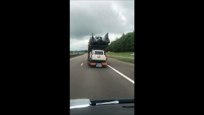 Il coirse un camion qui transporte des voitures incroyables sur l'autoroute du Sud