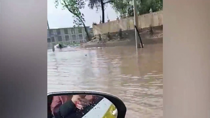 Сегодня в Душанбе во второй половине дня пошел ливень, который длился всего несколько минут.  Однако он был настолько мощный, что дороги в некоторых районах гор