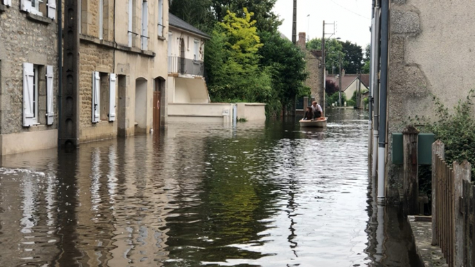 Les pompiers patrouillent rue de l’église