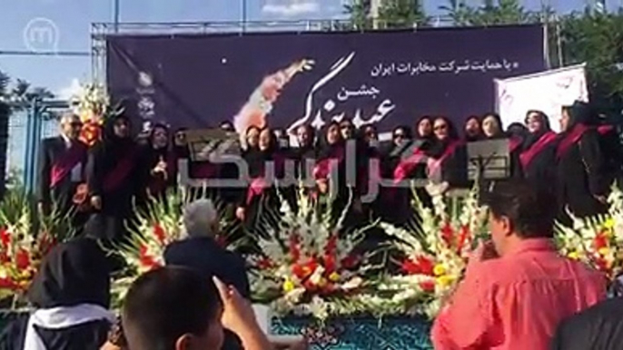 گروه سرودی که به گفته ی شهروندخبرنگار با هماهنگی شهرداری در مصلی تهران و قبل از شروع نماز عید فطر در حال اجرای برنامه بودند که با دخالت یک روحانی این اجرا قطع ش