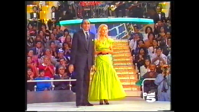 Revivez le moment émouvant où Sylvie Vartan et Johnny Hallyday soutiennent David Hallyday lors de sa première apparition télévisée en Italie.