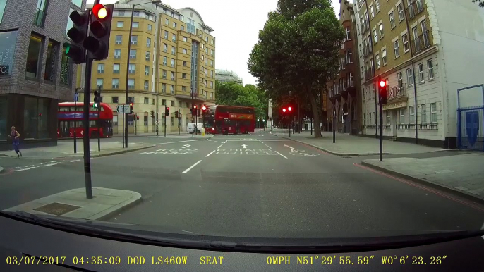 Un bus anglais percute une petite voiture dans un virage... Douloureux