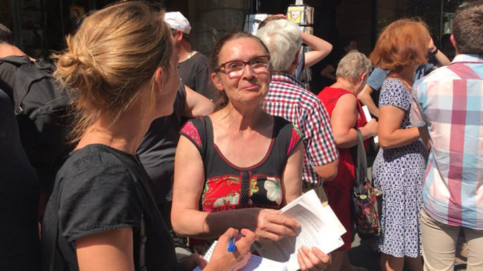 Dédicace de son livre : 200 personnes à Lisieux pour François Hollande