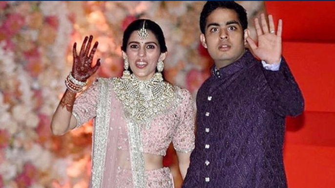 Akash Ambani & Shloka Mehta's Grand Entry for there Pre-Engagement party; Watch Video | FilmiBeat