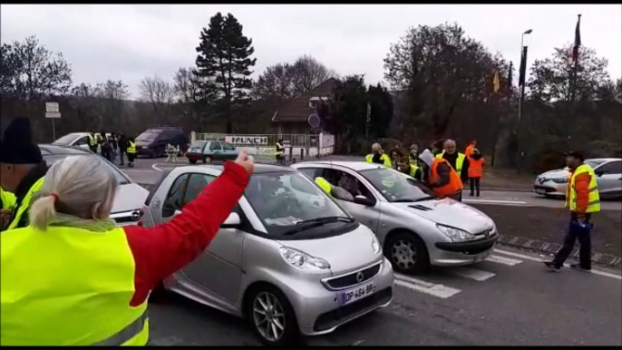 Les gilets jaunes bloquent le rond-point de Frouard