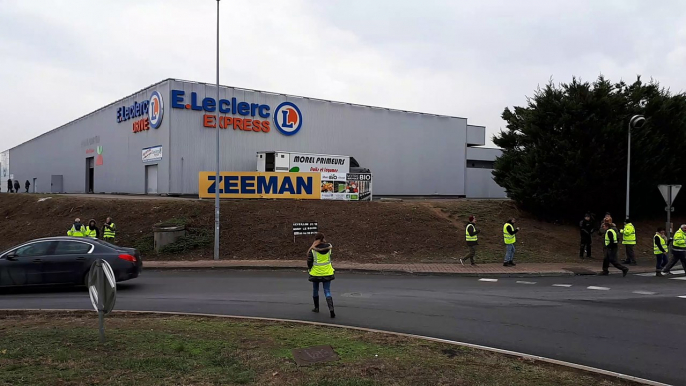 Les gilets jaunes occupent le rond-point situé devant Leclerc Express de Noidans-lès-Vesoul