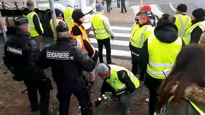 Noidans-lès-Vesoul : les gilets jaunes veulent donner des roses aux gendarmes