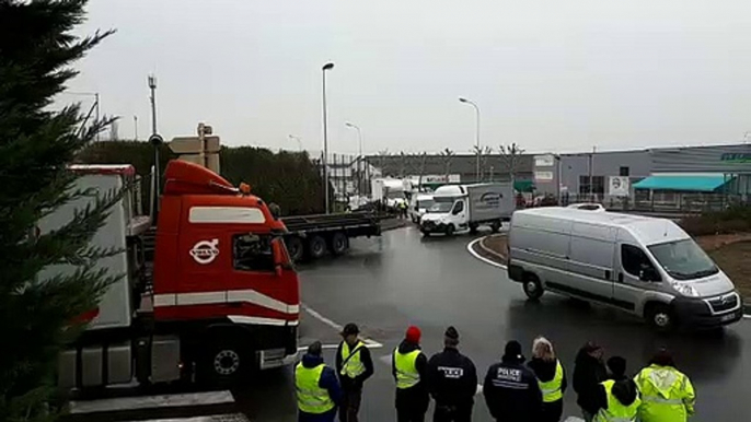 Les gilets jaunes occupent le rond-point du Leclerc Express de Noidans-lès-Vesoul.