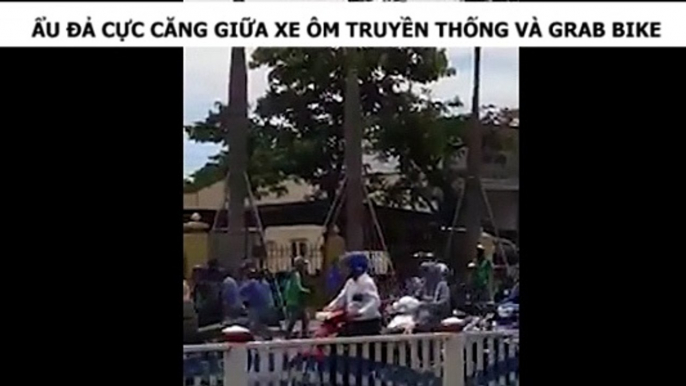 ẨU ĐẢ CỰC CĂNG GIỮA XE ÔM TRUYẾN THỐNG VÀ GRAB BIKE