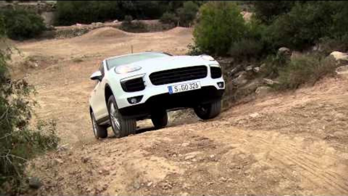 The new Porsche Cayenne S Diesel in White Offroad Parcours | AutoMotoTV