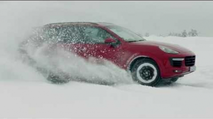 Porsche Cayenne GTS Handling circle on the Snow | AutoMotoTV