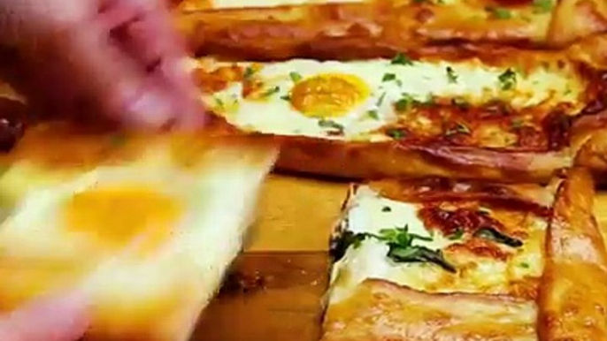 Pizzas para el desayunoIngredientes:- 300g queso mozzarella rallado- 150g queso feta desmigado- 450g masa de pizza lista, dividida en 3- 15cc aceite de ol