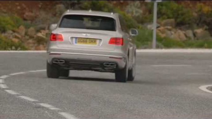 Bentley Bentayga Diesel - Driving Video in White Sand Trailer | AutoMotoTV